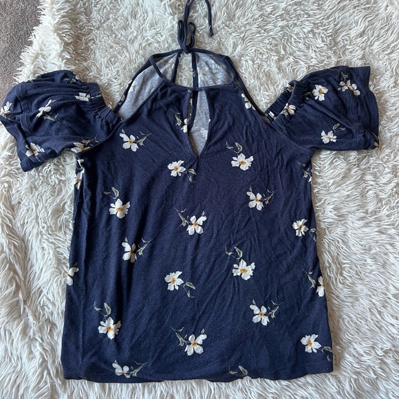 Open shoulder shirt - Picture 1 of 3